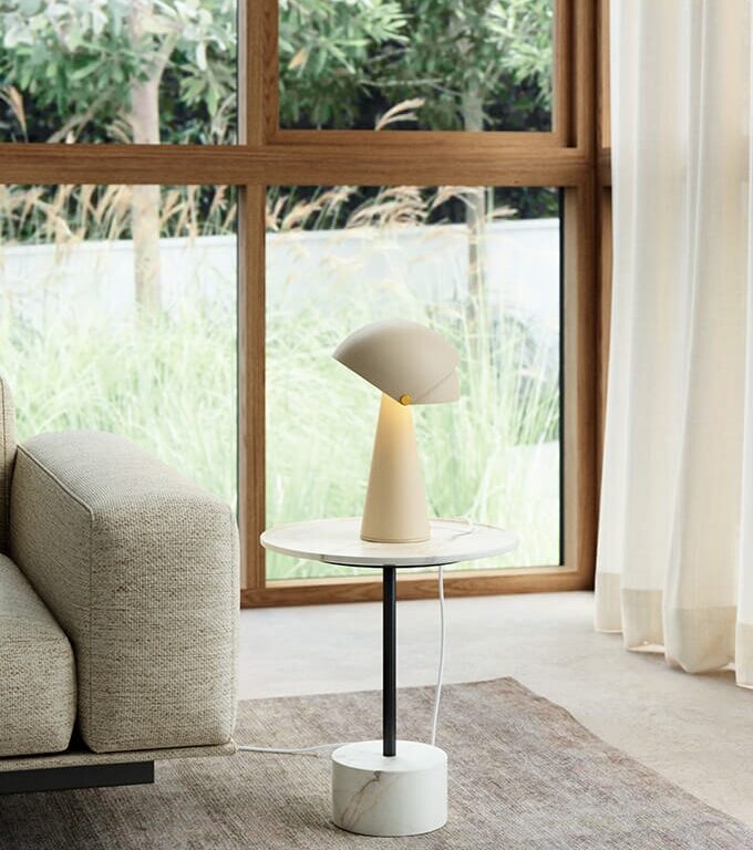 Align bordlampe fra Design For The People - Justerbare skærme i beige satin med messing detaljer | Maria Berntsen design | EAN 5704924013683