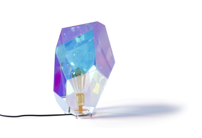 BOLD MONKEY Diamond Dear bordlampe - regnbuefarvet holografisk akryl og jern