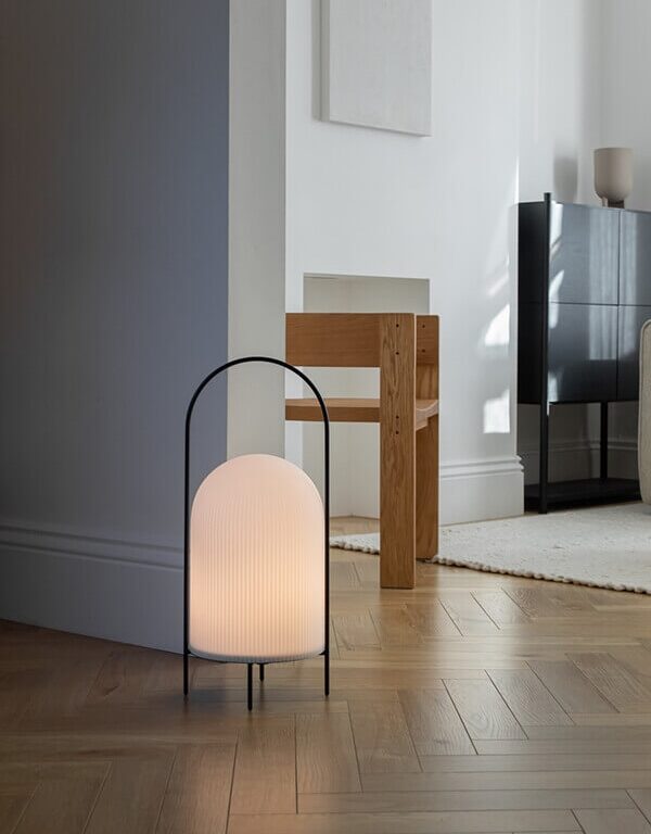 Ghost gulvlampe, opal/sort