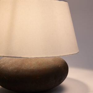 KAVE HOME Nessi bordlampe i metal med sort terrakottaeffekt