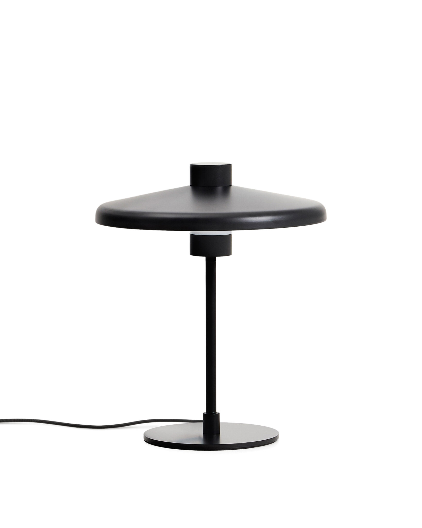 KAVE HOME Nuvira bordlampe - sort satin metal