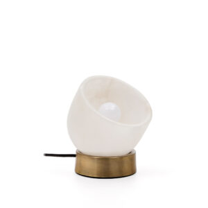 KAVE HOME Shenli bordlampe - alabast og metal med messingfinish