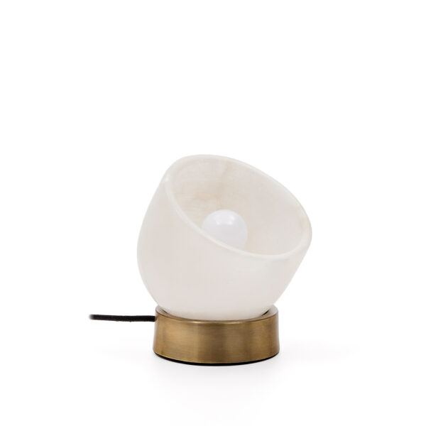 KAVE HOME Shenli bordlampe - alabast og metal med messingfinish