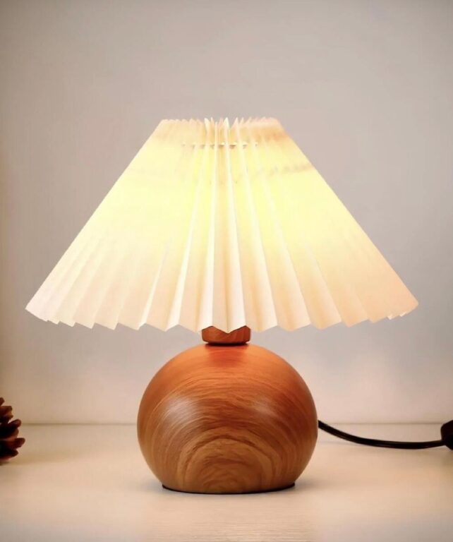 NORDVÄRK BRZ-343410 bordlampe - creme PVC og valnøddefarvet træ