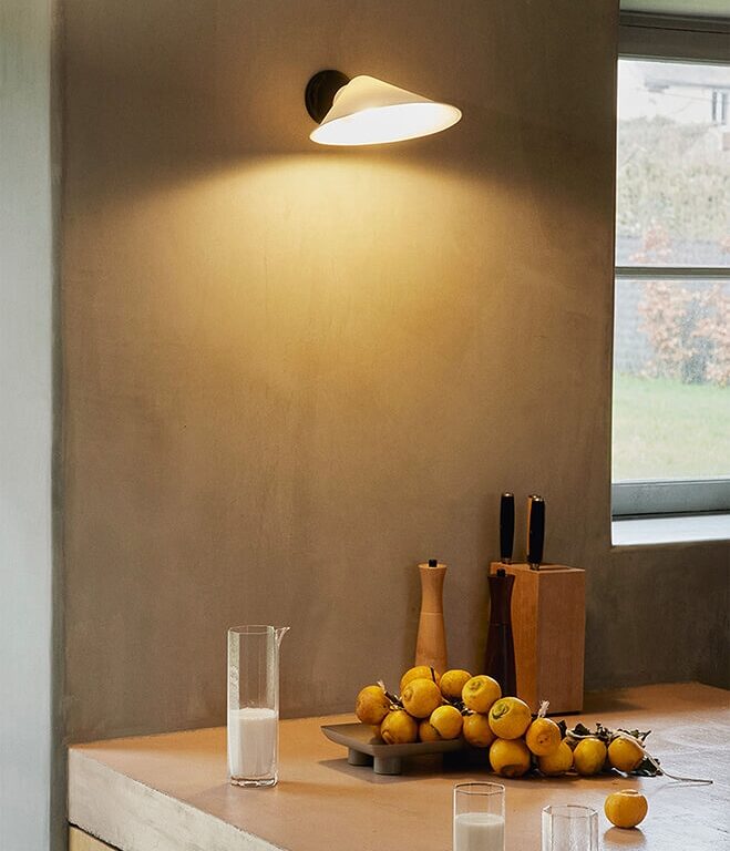 Plume væglampe, sort/porcelæn